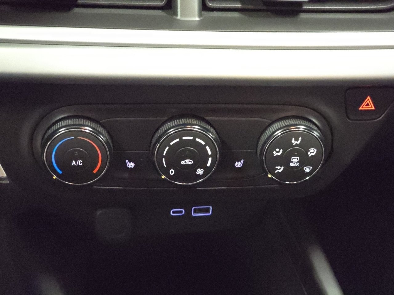 Used 2024 Chevrolet Trax RS FWD image 28