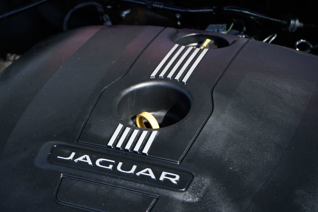 Used 2017 Jaguar XE image 12