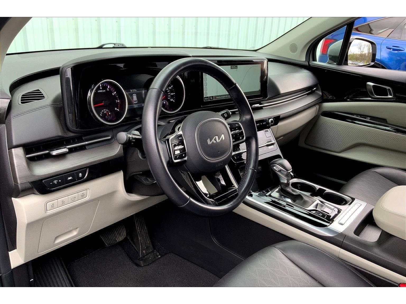 Used 2023 Kia Carnival EX image 13