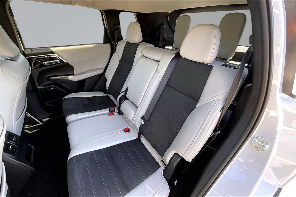 Used 2025 Mitsubishi Outlander SE FWD image 25