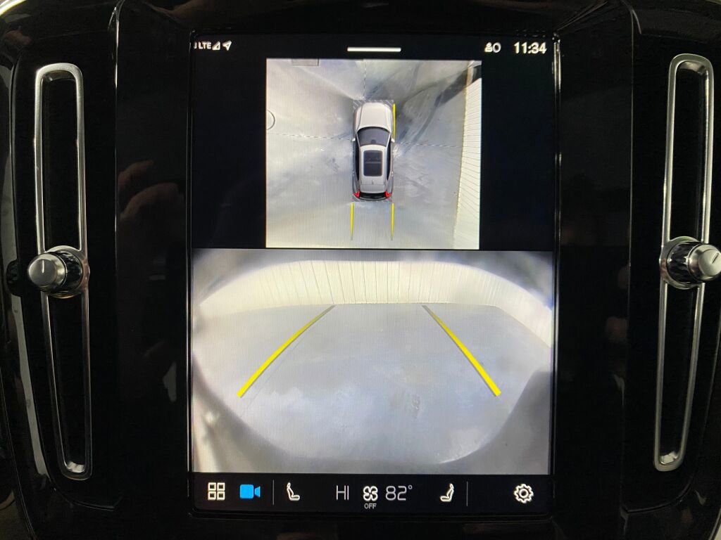 Used 2024 Volvo XC40 B5 Plus image 13