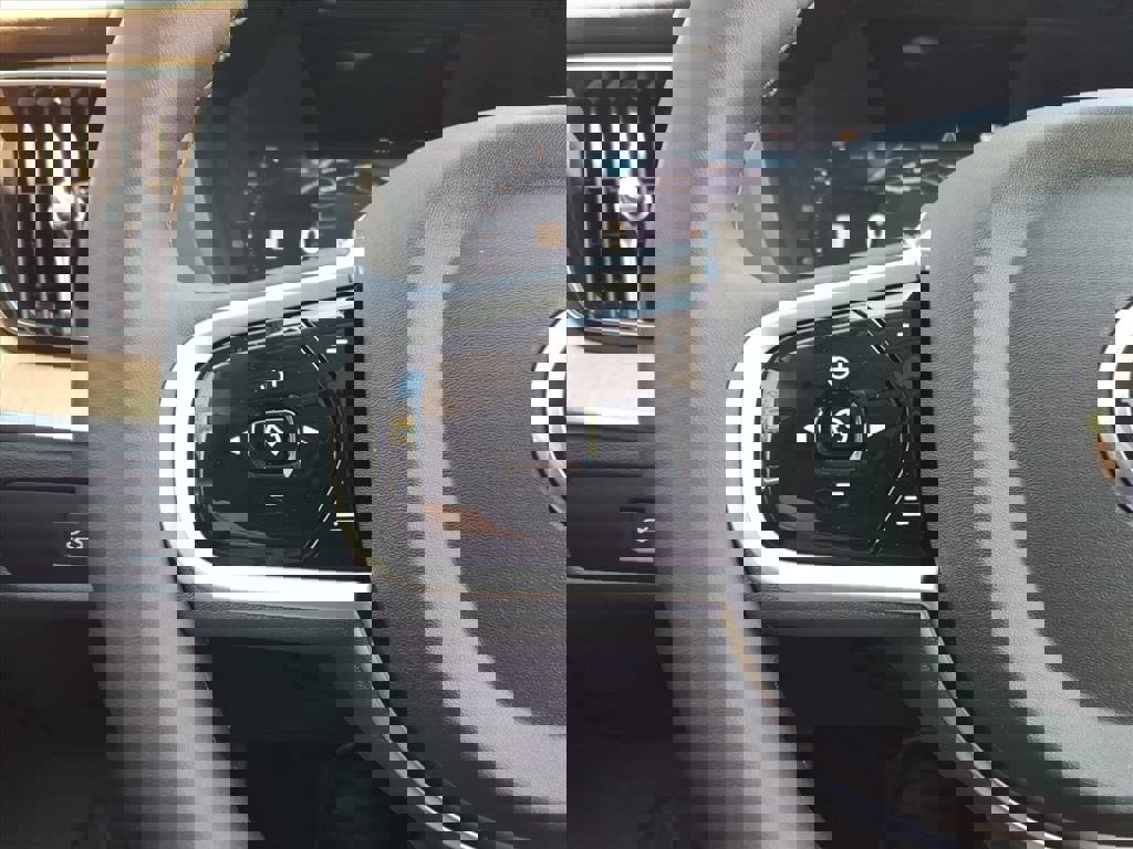 New 2026 Volvo XC60 B5 Plus w/ Protection Package Premier image 25