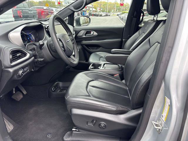 Used 2023 Chrysler Pacifica Touring-L w/ S Appearance Package FWD image 9