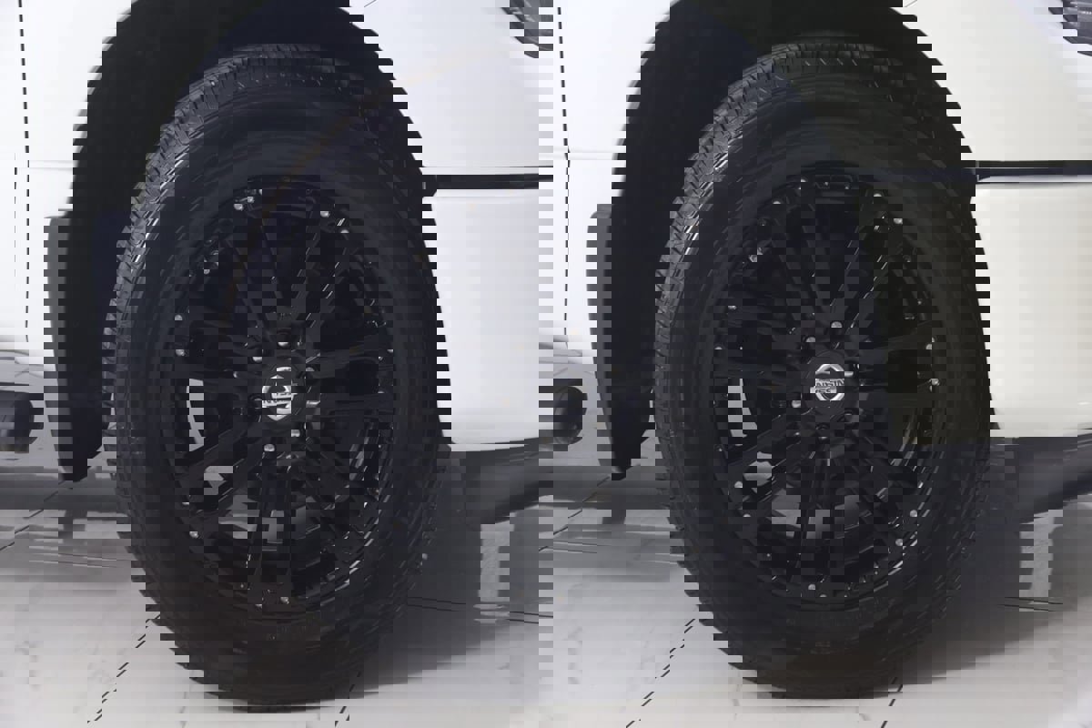 Used 2019 Nissan Titan SV w/ SV Convenience Package image 14