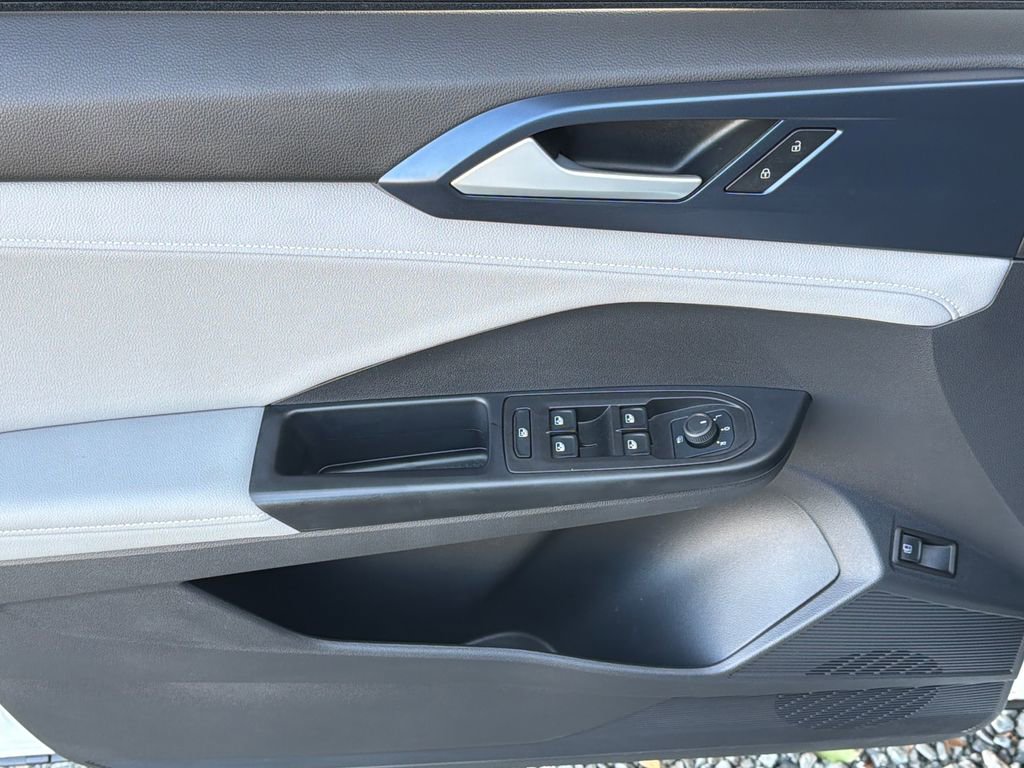 Used 2024 Volkswagen Taos SE w/ MDO Package image 3