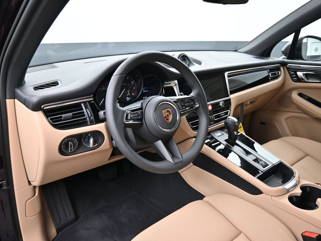 Certified 2026 Porsche Macan AWD/4WD image 4