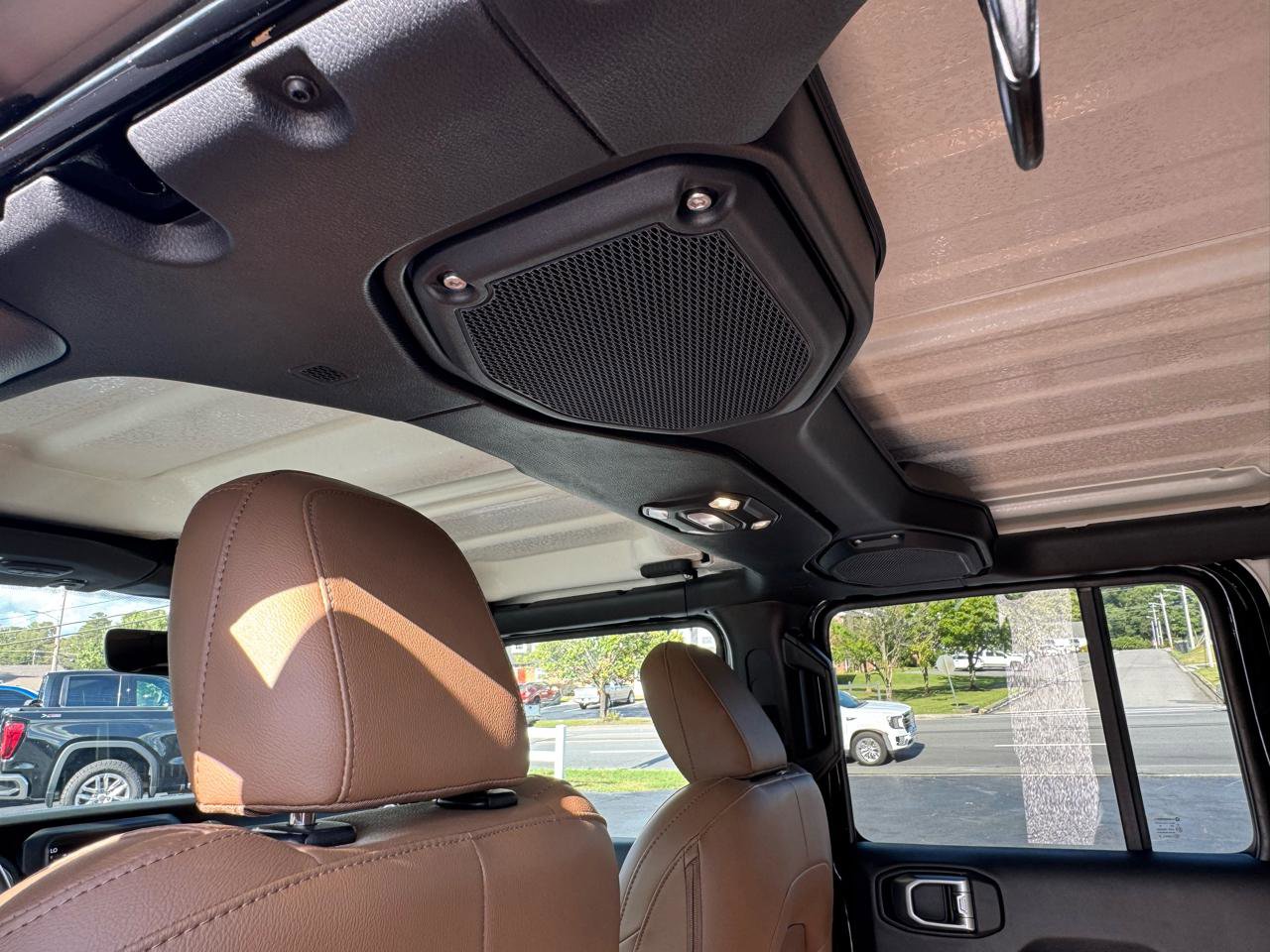 Used 2022 Jeep Wrangler Unlimited Sahara AWD/4WD image 25