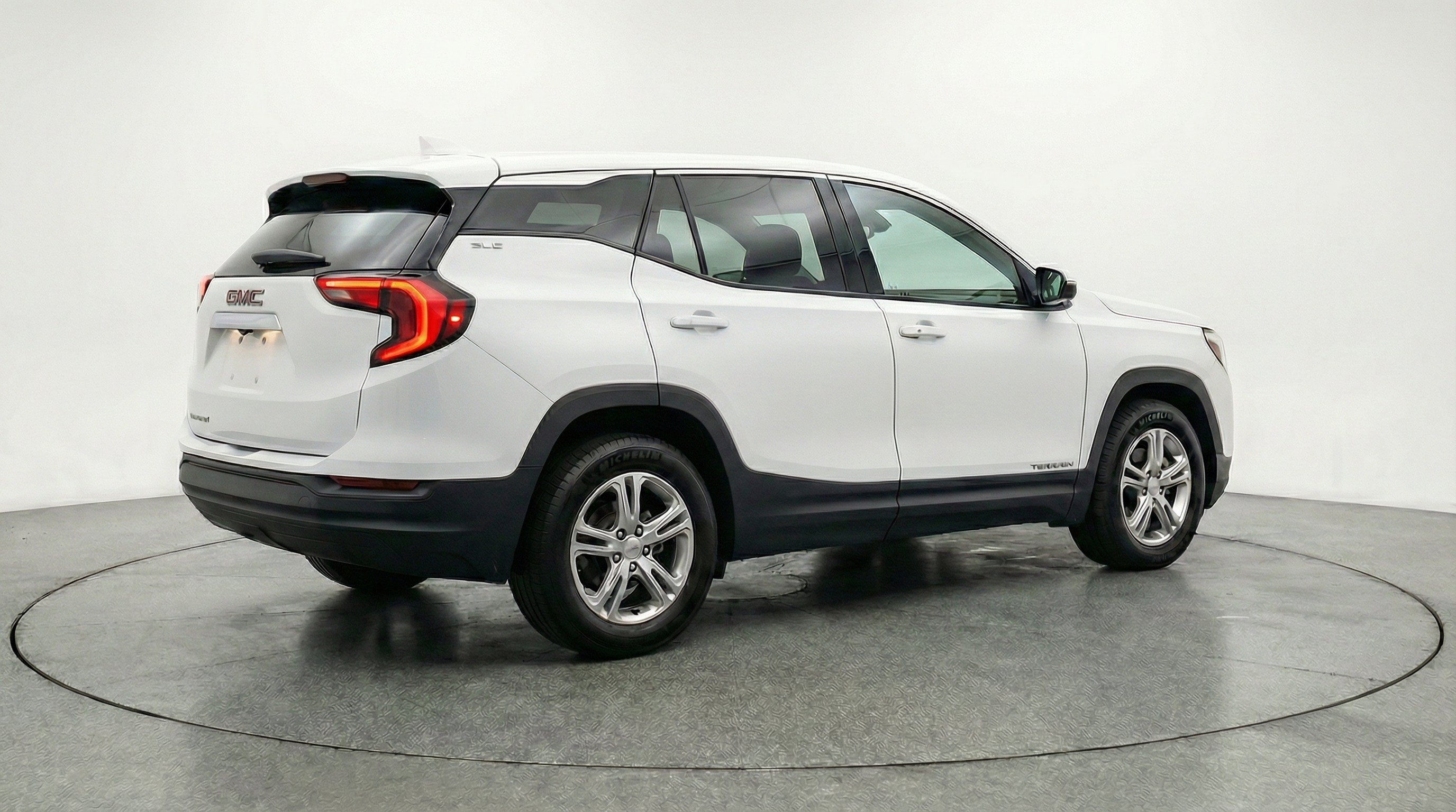 Used 2024 GMC Terrain SLE FWD image 9