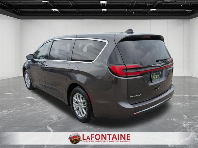 Certified 2023 Chrysler Pacifica Touring-L image 3
