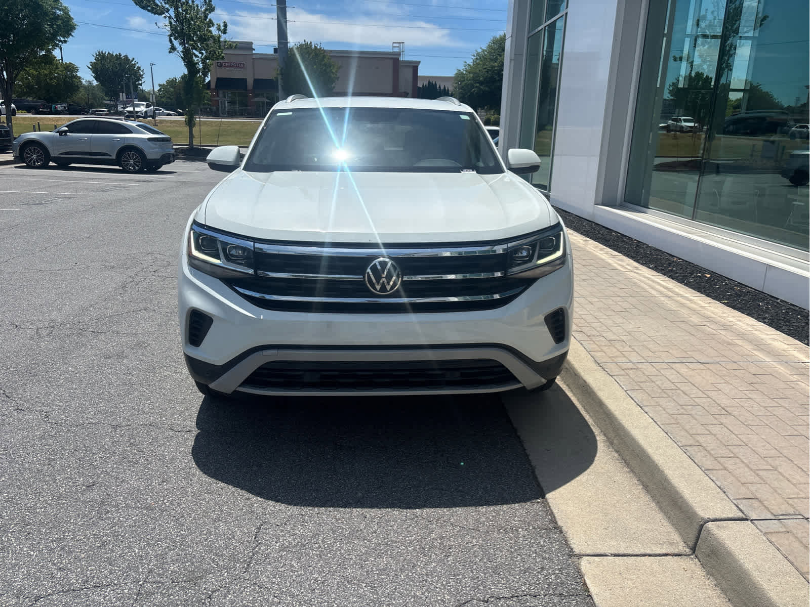 Used 2022 Volkswagen Atlas Cross Sport SE w/ Panoramic Sunroof Package FWD image 4