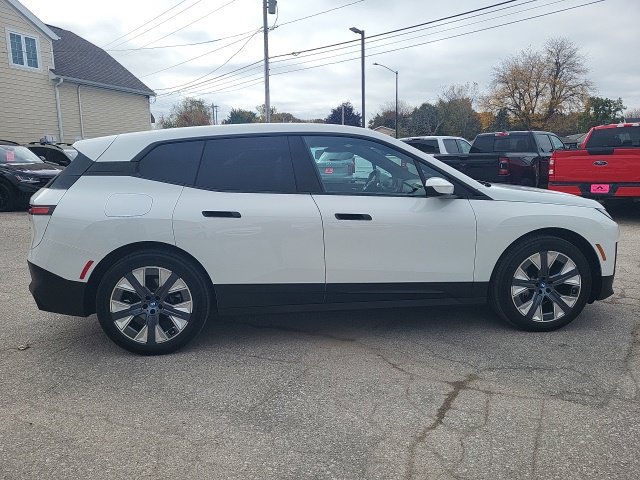 Used 2024 BMW iX xDrive50 w/ Premium Package AWD/4WD image 30