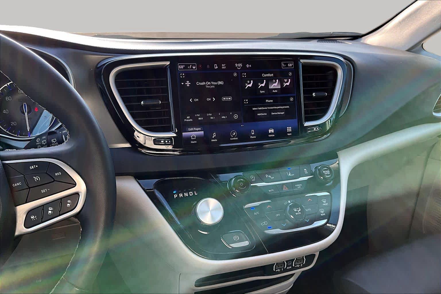 Used 2024 Chrysler Pacifica Touring-L FWD image 7