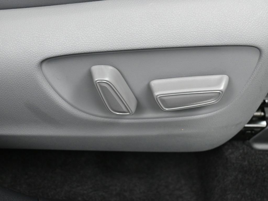 Used 2025 Toyota Highlander Limited image 40