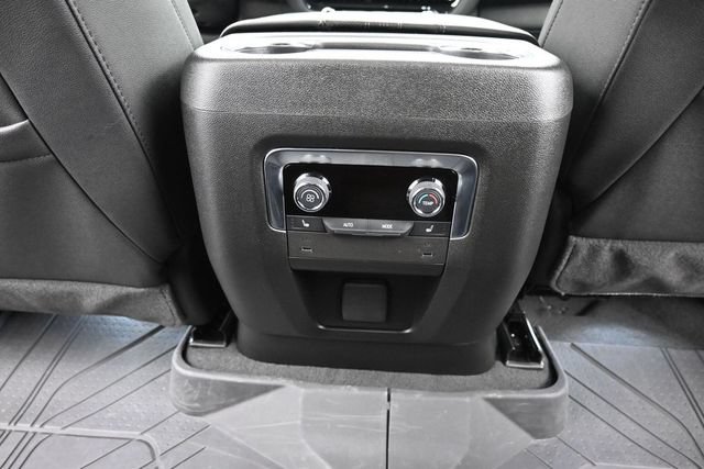 Used 2025 Chevrolet Tahoe High Country AWD/4WD image 18