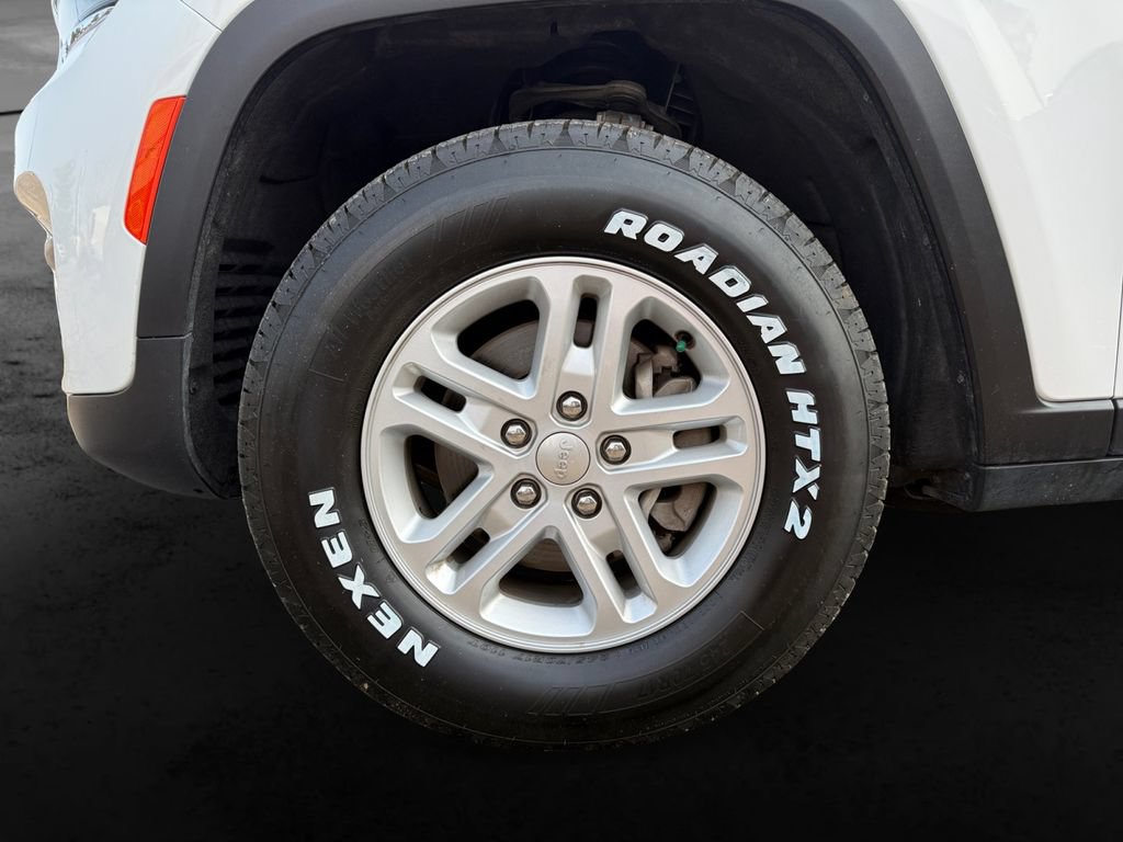 Used 2024 Jeep Grand Cherokee Laredo AWD/4WD image 13