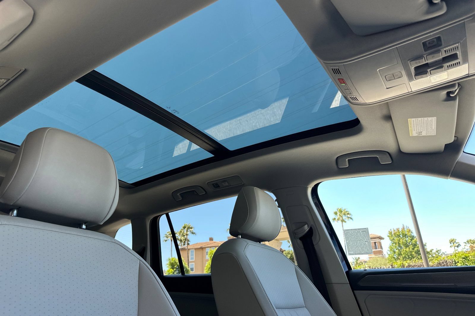 Used 2022 Volkswagen Tiguan SE w/ Panoramic Sunroof Package AWD/4WD image 17
