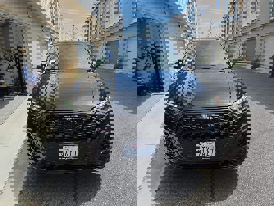 Used 2025 Audi Q5 e Premium Plus w/ Premium Plus Package image 2