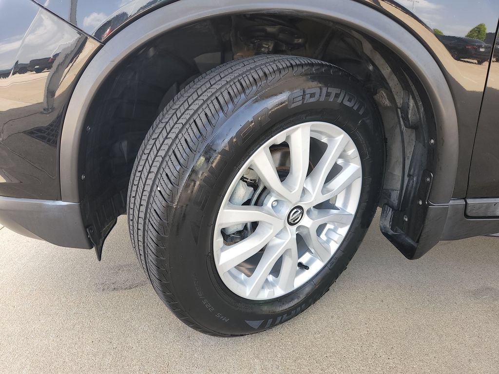 Certified 2018 Nissan Rogue SV w/ Premium Package FWD image 33