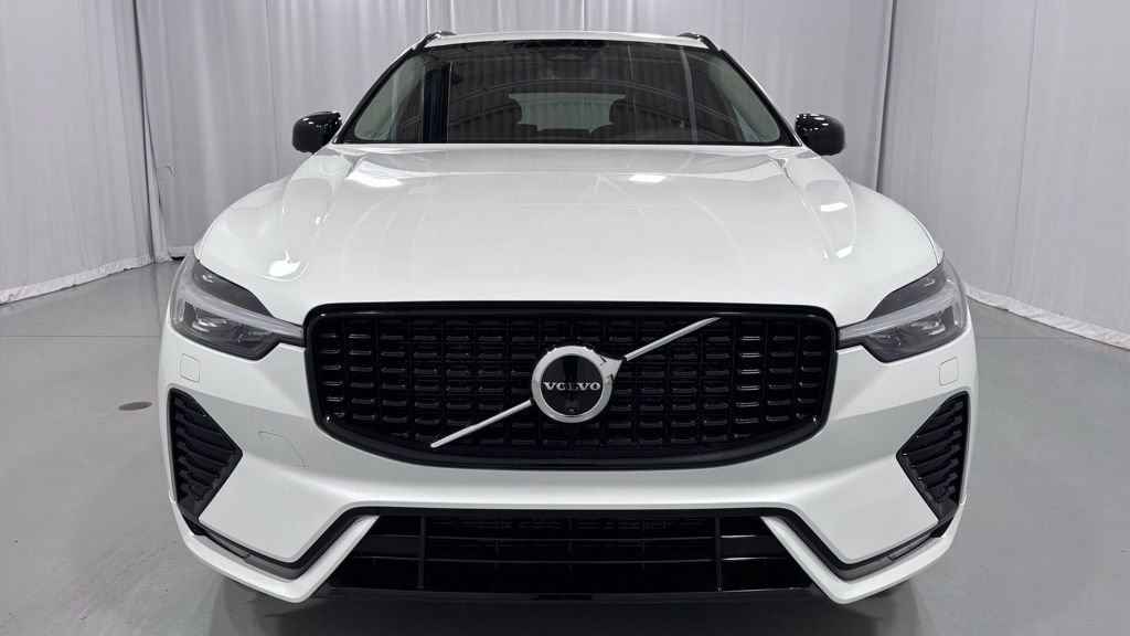 Certified 2025 Volvo XC60 B5 Plus image 3