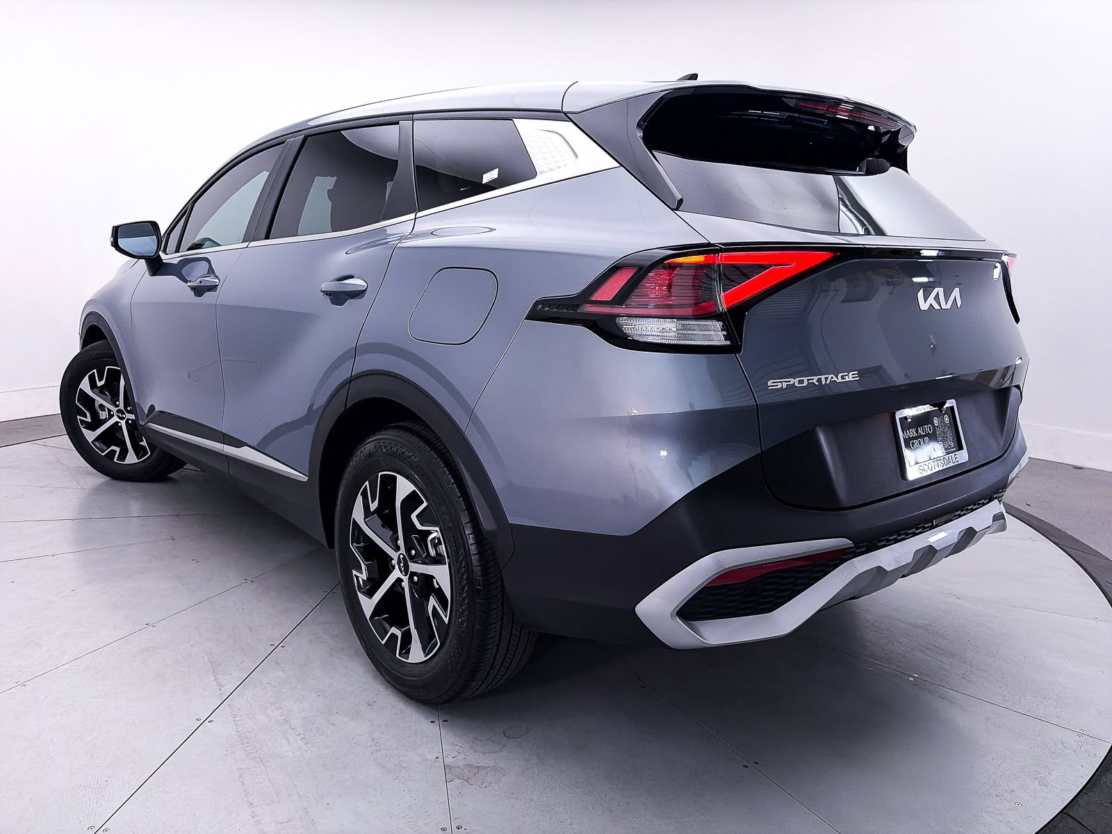Used 2024 Kia Sportage EX FWD image 2