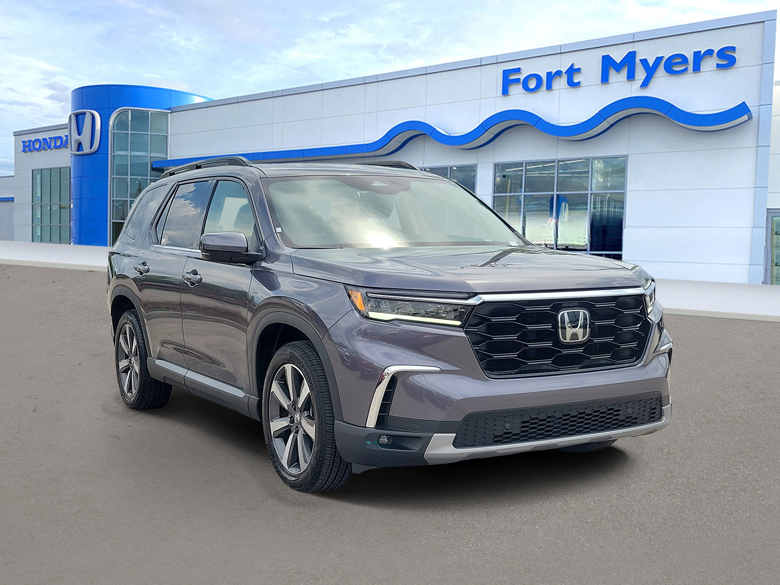 Used 2025 Honda Pilot Touring image 1
