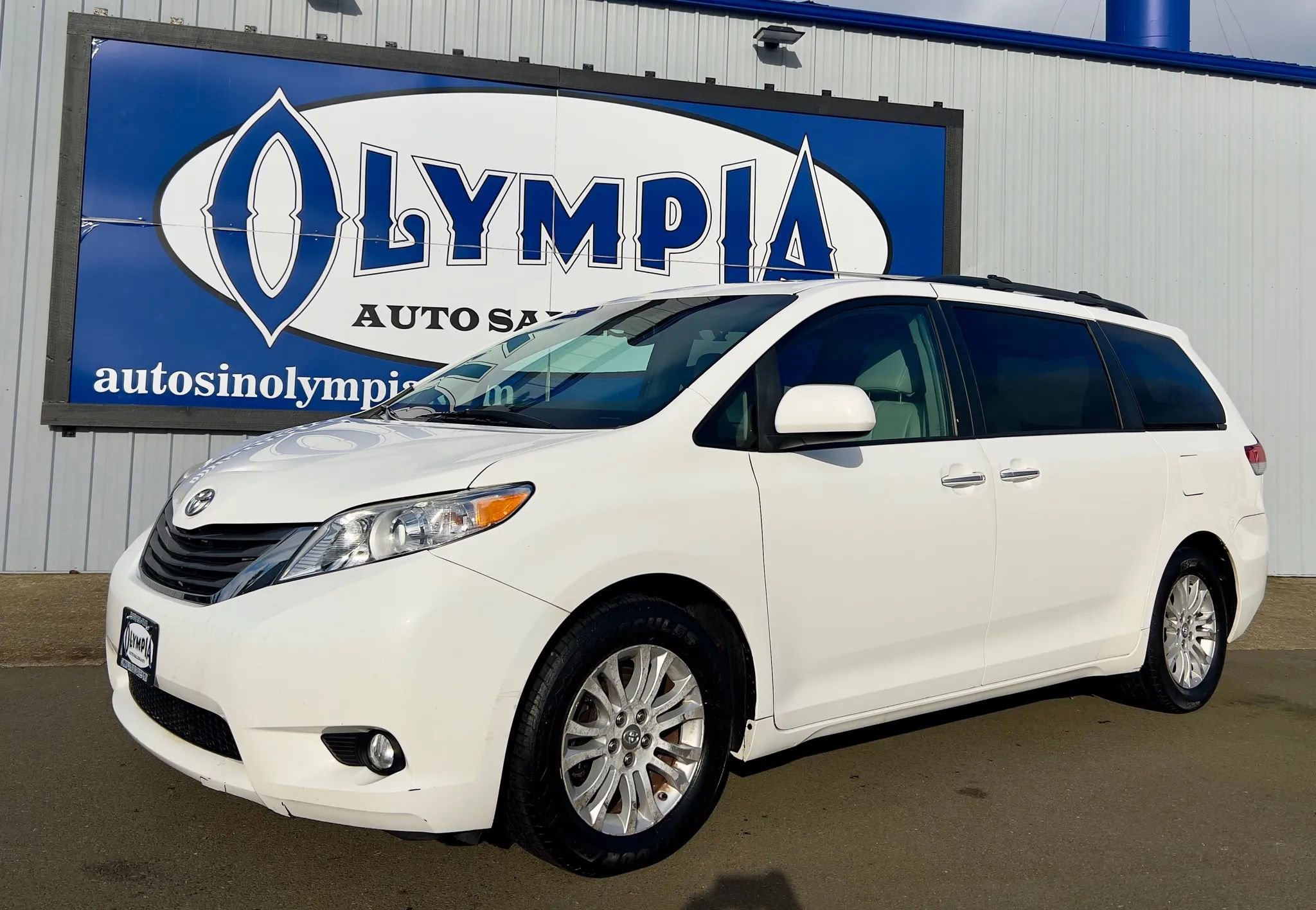 Used 2011 Toyota Sienna XLE w/ Premium Pkg image 1