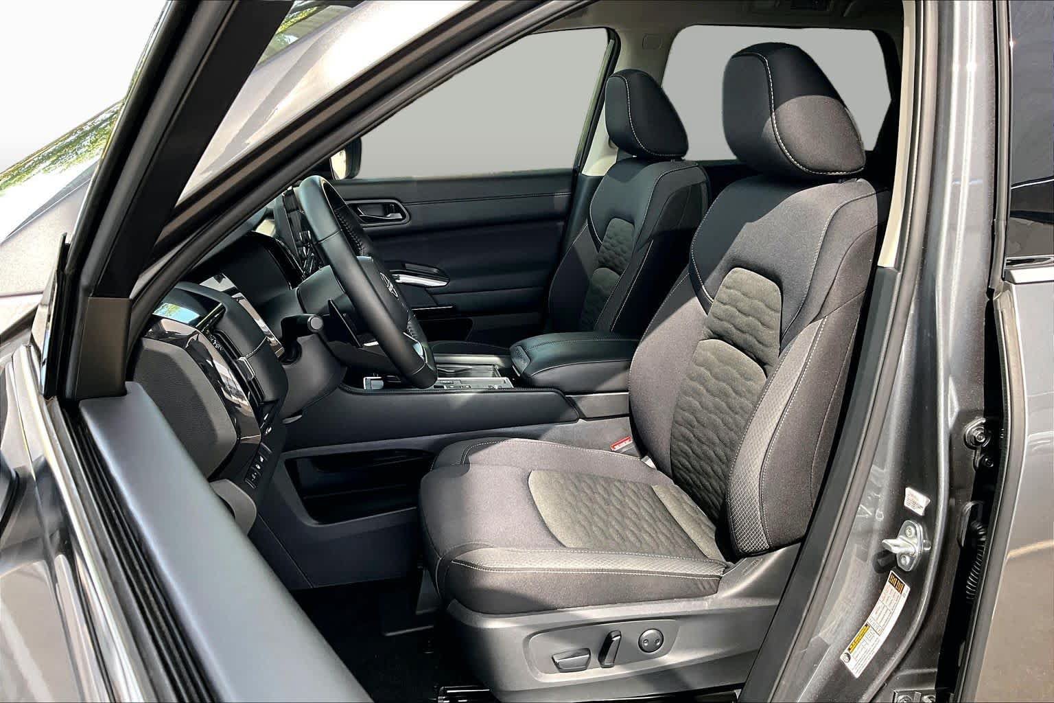 Certified 2025 Nissan Pathfinder SV w/ SV Premium Package FWD image 8