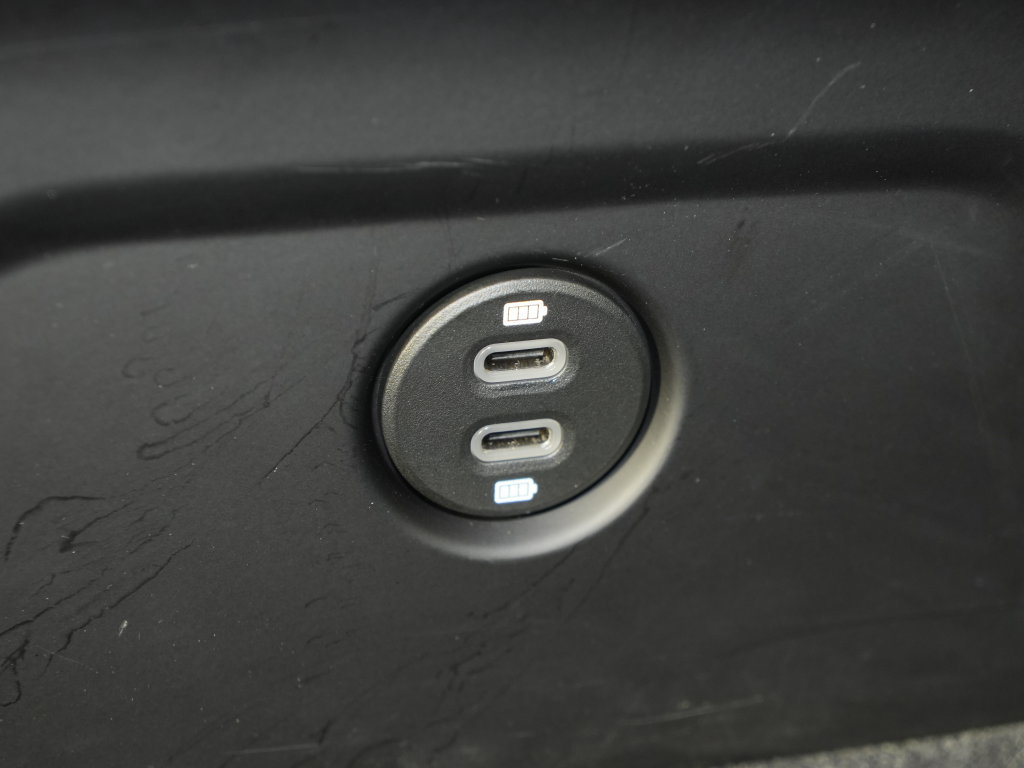 Certified 2023 Porsche Macan Turbo AWD/4WD image 38