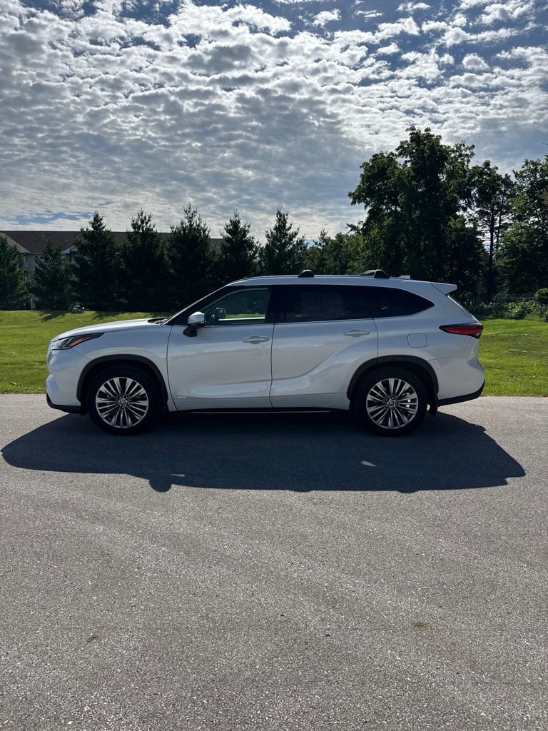 Used 2023 Toyota Highlander Platinum AWD/4WD image 1
