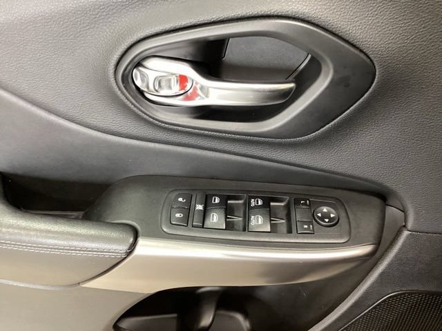 Used 2019 Jeep Cherokee Latitude Plus w/ Comfort/Convenience Group AWD/4WD image 17