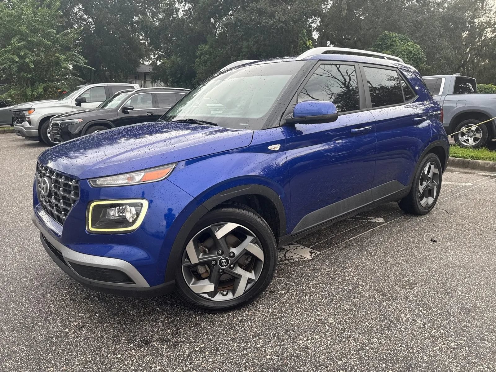 Used 2022 Hyundai Venue Limited FWD image 3