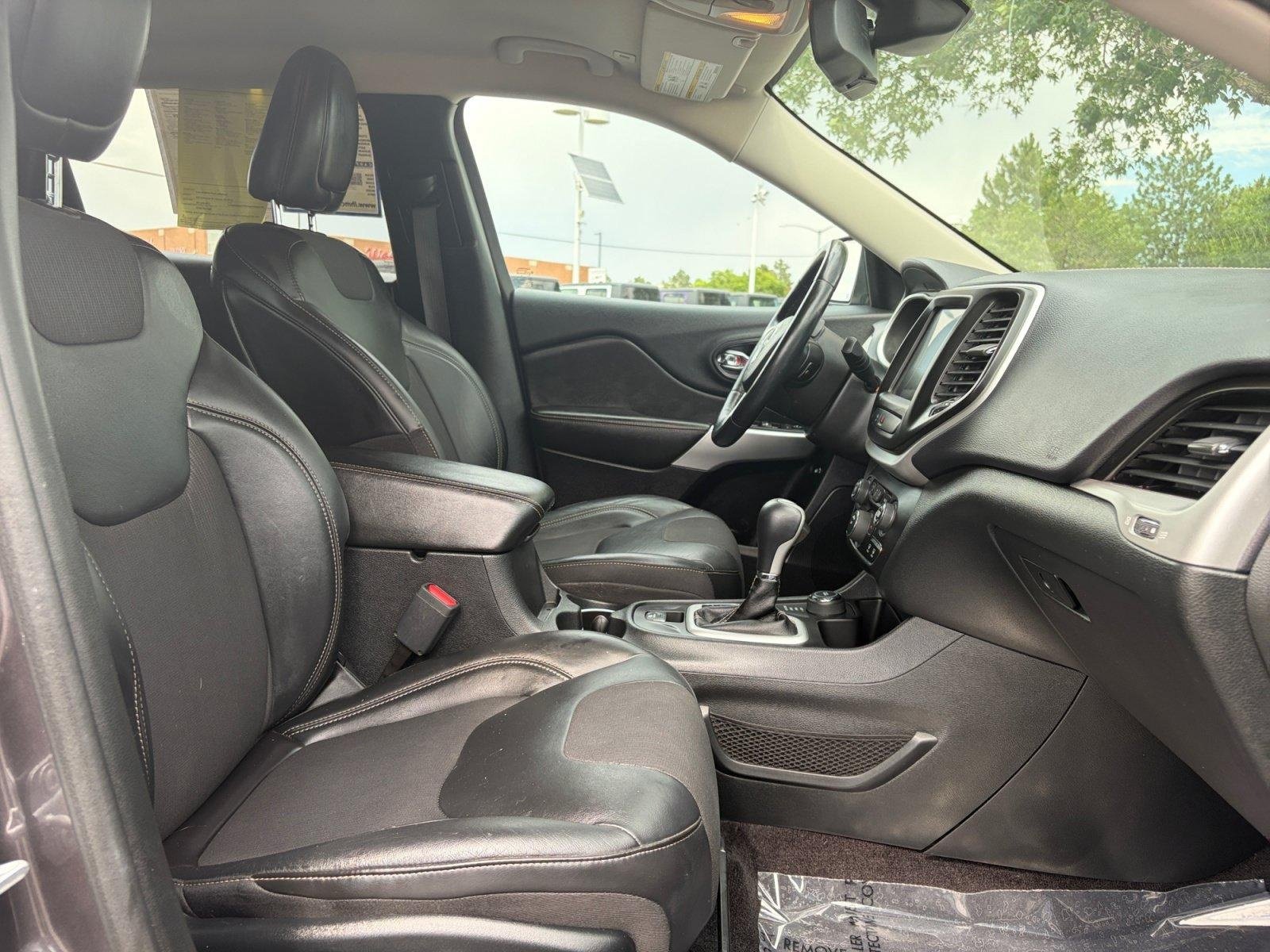 Used 2018 Jeep Cherokee Latitude Plus w/ Cold Weather Group AWD/4WD image 33