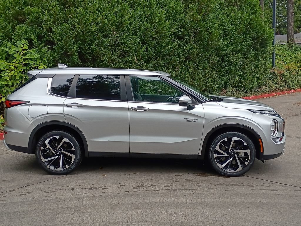 Used 2023 Mitsubishi Outlander 4WD Plug-In Hybrid image 3