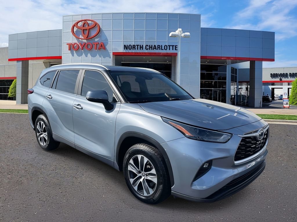Used 2023 Toyota Highlander XLE image 3