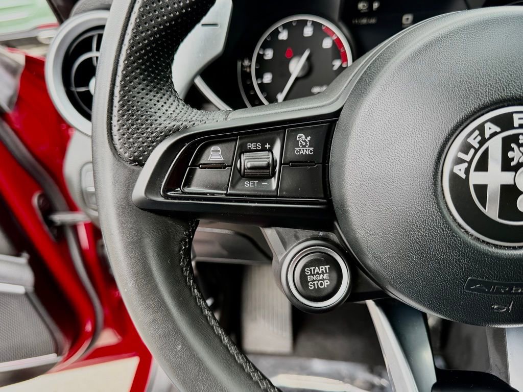 Used 2023 Alfa Romeo Giulia Veloce RWD image 23