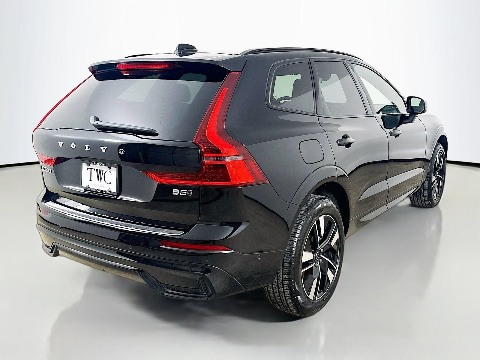Used 2026 Volvo XC60 B5 Plus w/ Protection Package Premier AWD/4WD image 5