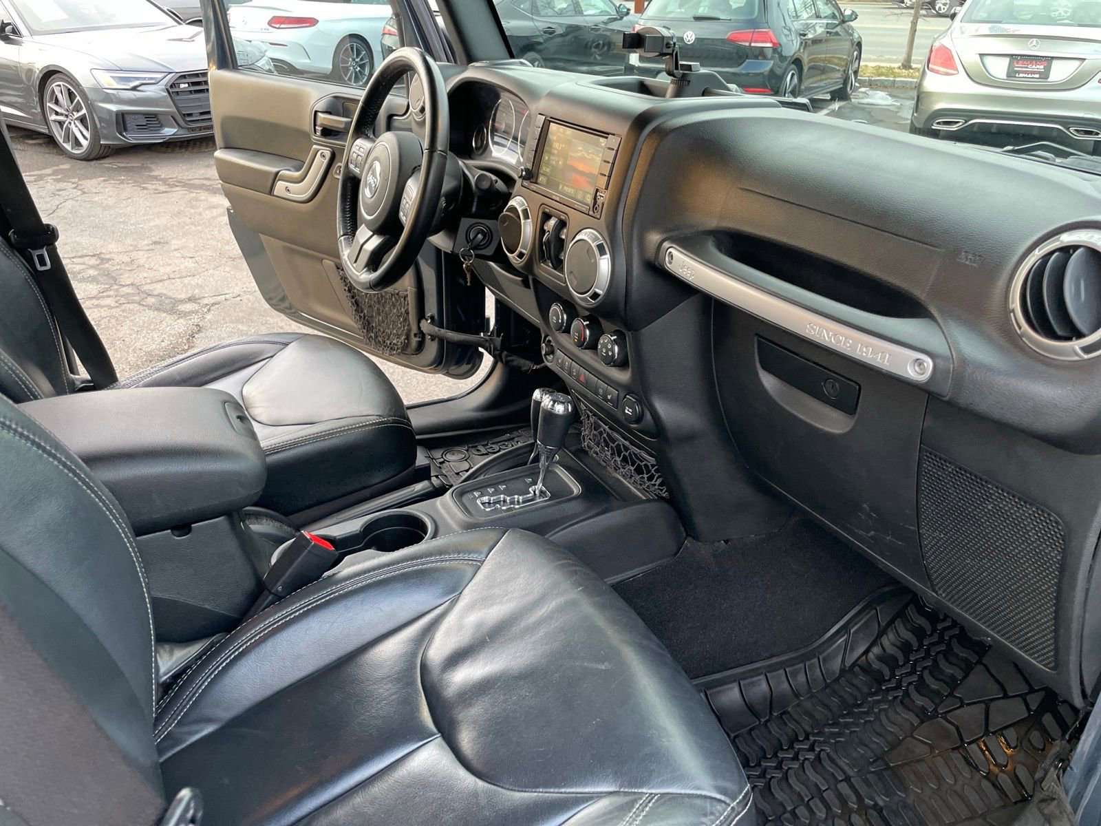 Used 2017 Jeep Wrangler Unlimited Sahara w/ Connectivity Group image 13