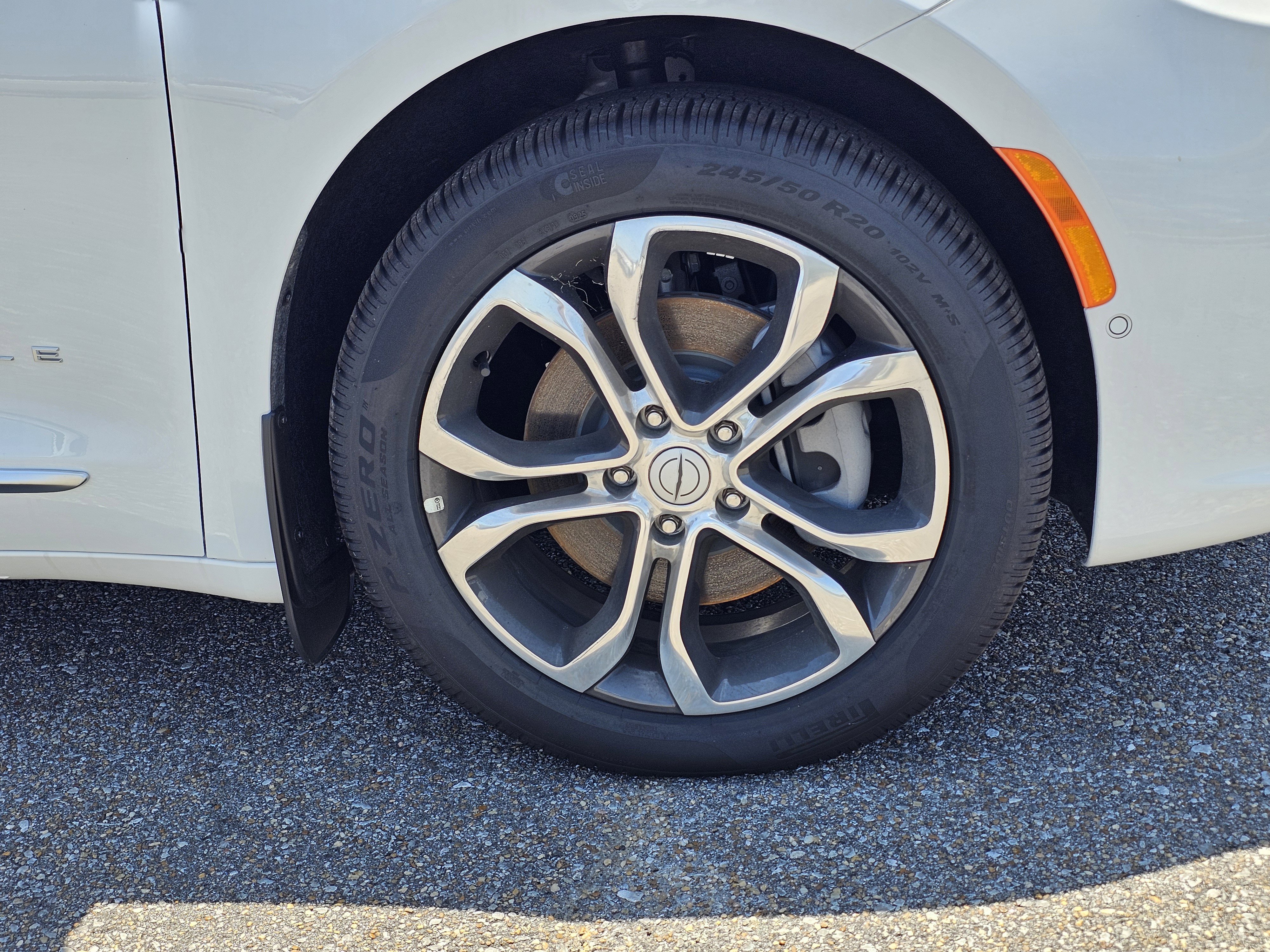 New 2026 Chrysler Pacifica Pinnacle w/ Trailer Tow Group AWD/4WD image 6
