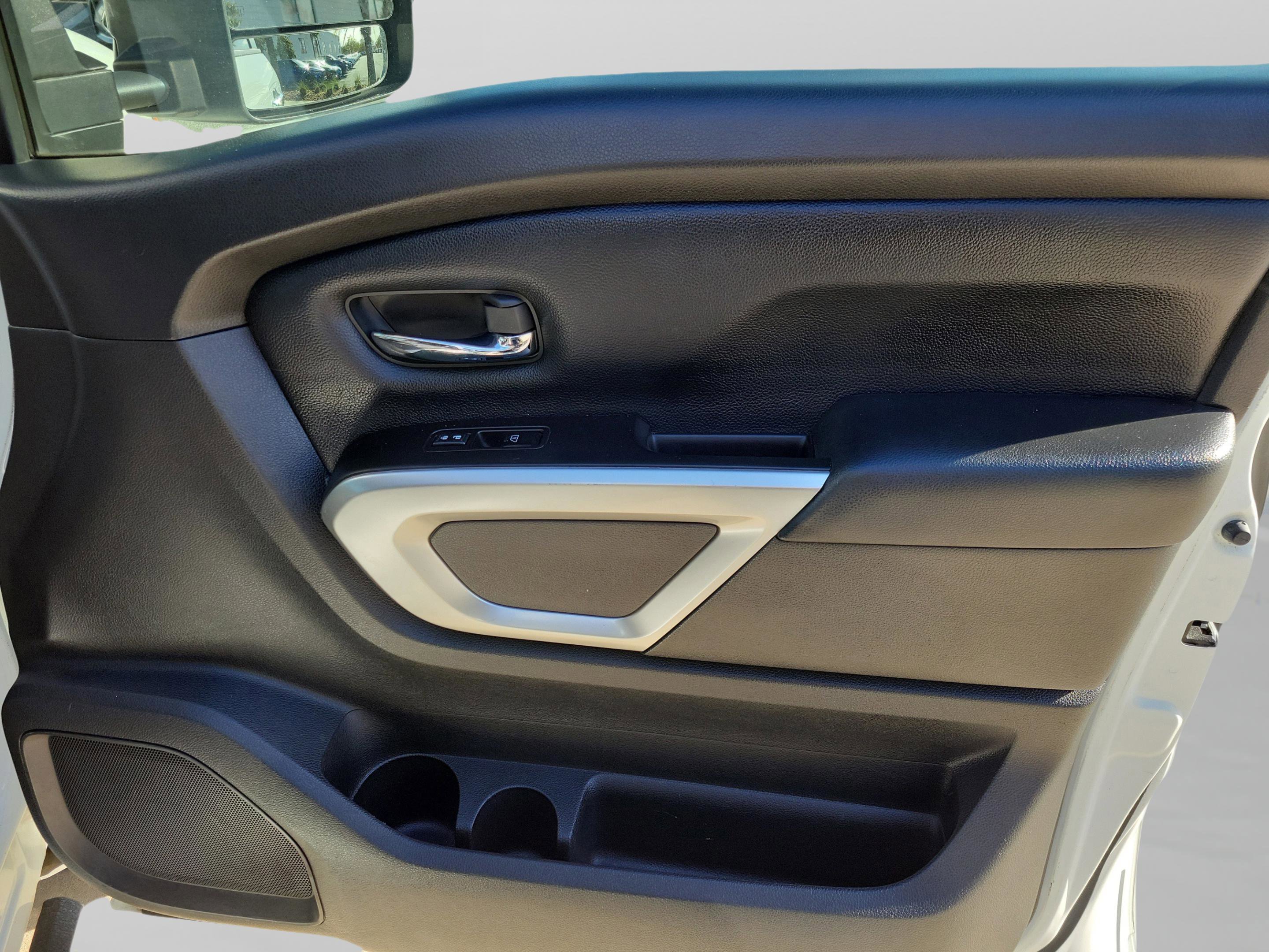 Used 2017 Nissan Titan SV image 28