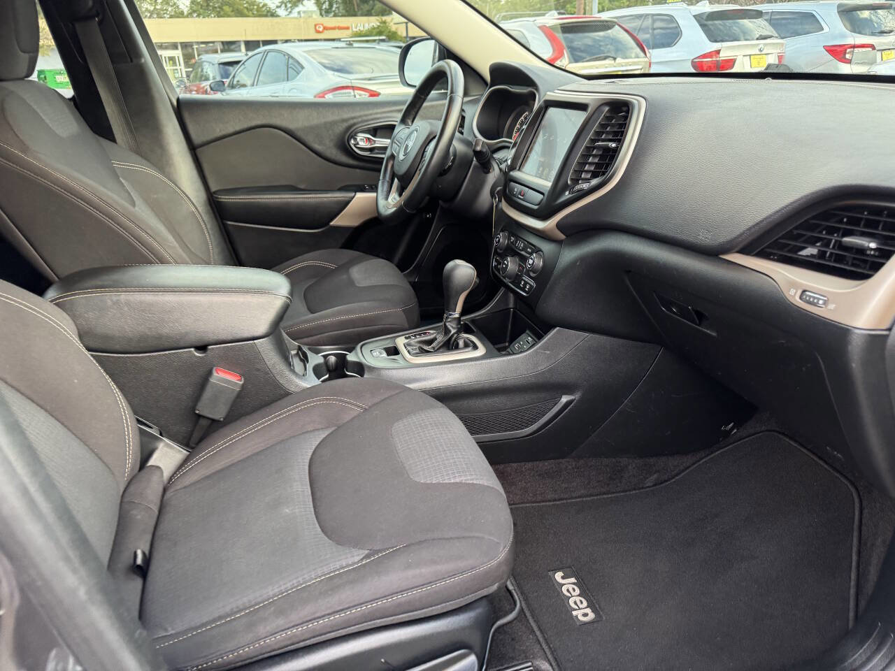 Used 2017 Jeep Cherokee Latitude w/ Safety/Convenience Group image 19
