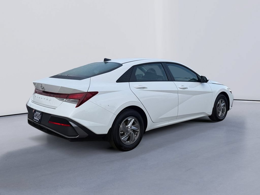 New 2026 Hyundai Elantra SE FWD image 3