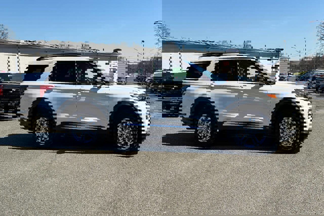 Used 2023 Ford Explorer XLT w/ Equipment Group 202A image 2