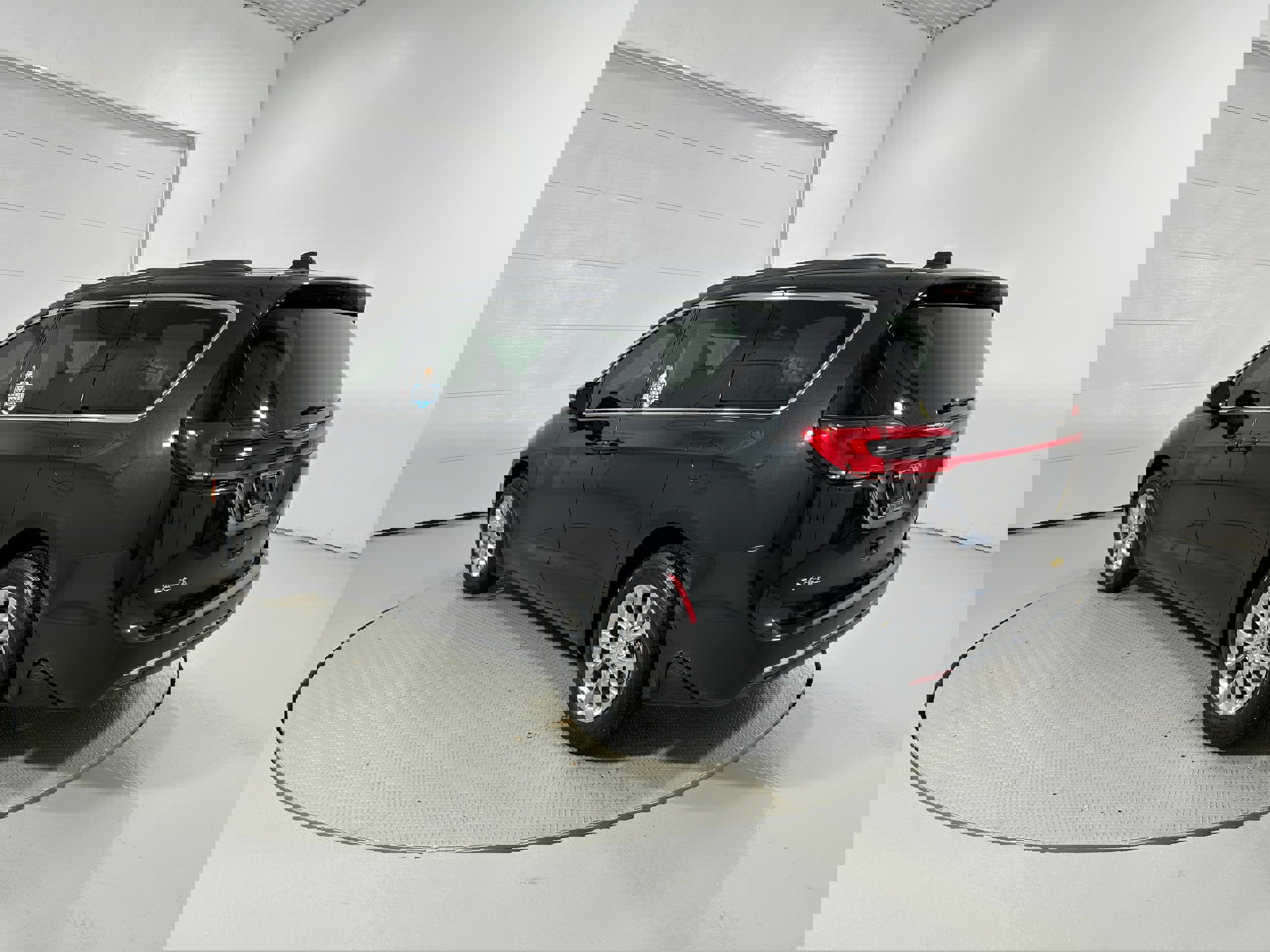 Used 2022 Chrysler Pacifica Touring-L image 21