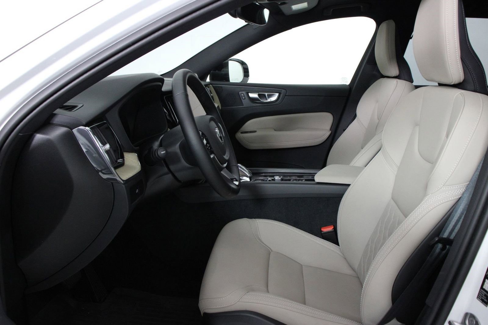 Certified 2026 Volvo XC60 B5 Plus w/ Protection Package Premier AWD/4WD image 31