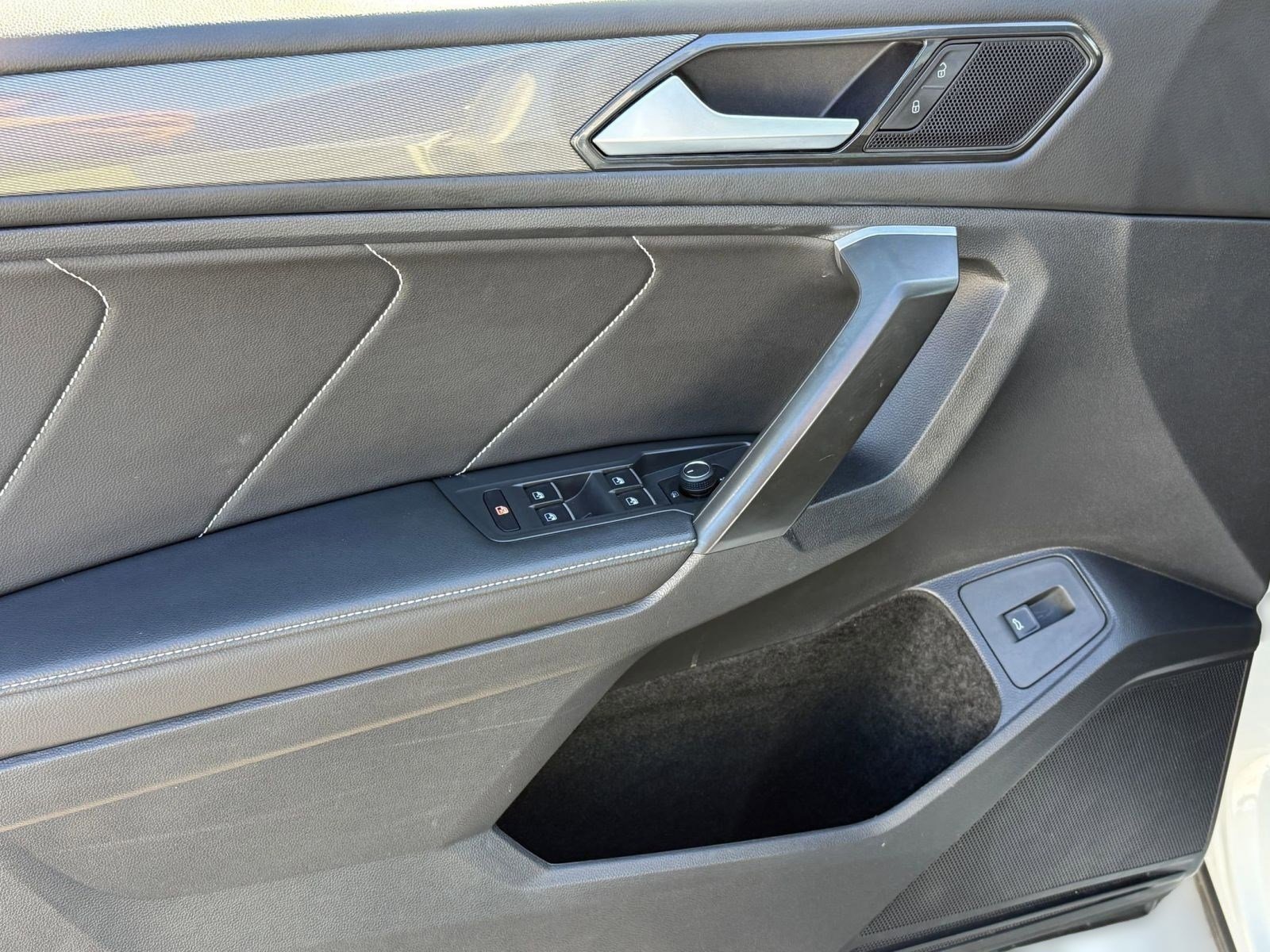 Used 2024 Volkswagen Tiguan SE w/ Panoramic Sunroof Package image 12