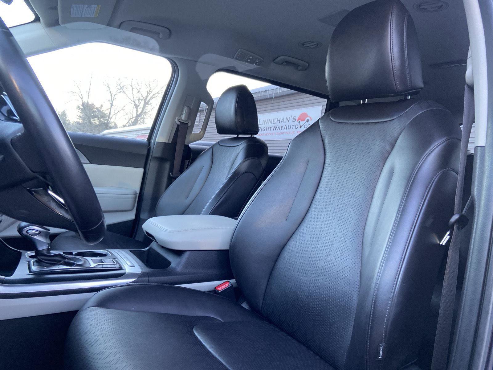 Used 2024 Kia Carnival LX image 24