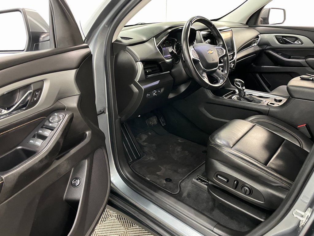 Used 2021 Chevrolet Traverse LT image 2
