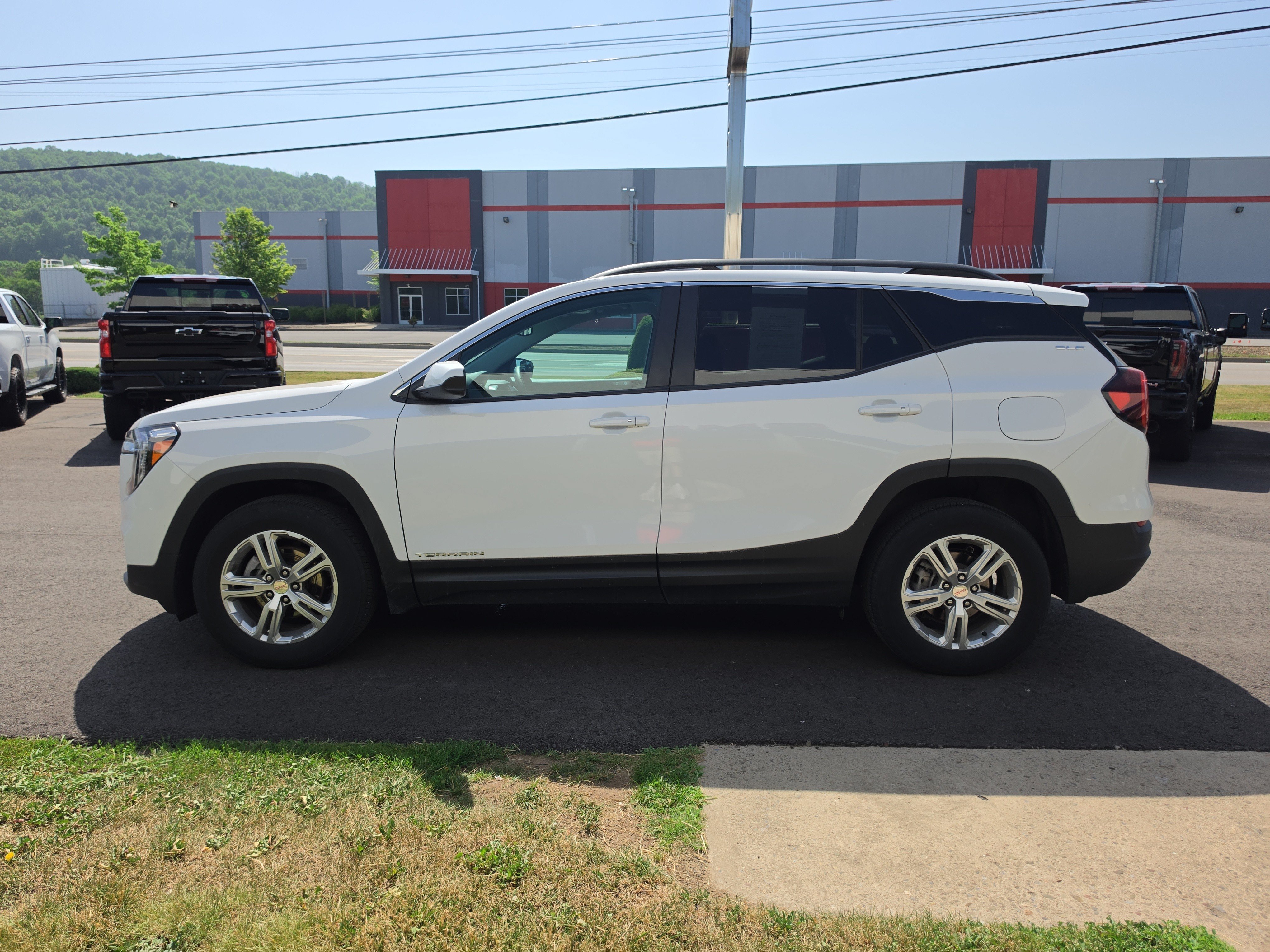 Used 2024 GMC Terrain SLE w/ Driver Convenience Package AWD/4WD image 7