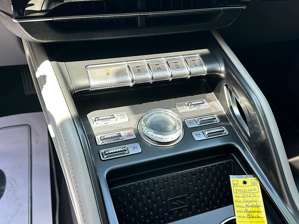 Used 2025 Lincoln Nautilus Premier AWD/4WD image 23