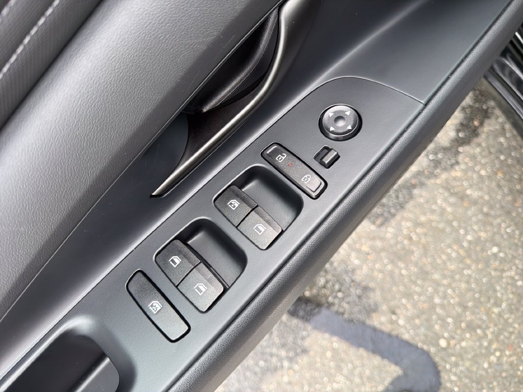 Certified 2025 Hyundai Elantra SEL FWD image 12